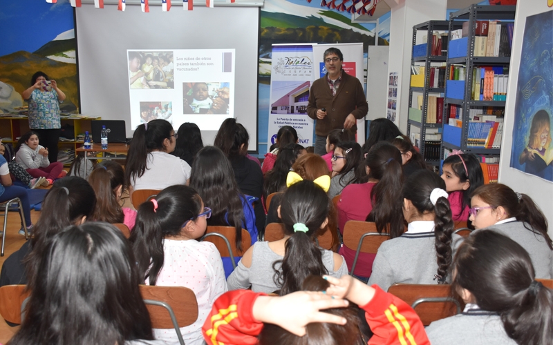 Infectólogo Pediátrico Dr. Rodolfo Villena realizó charla a niñas de 4° y 5° básico