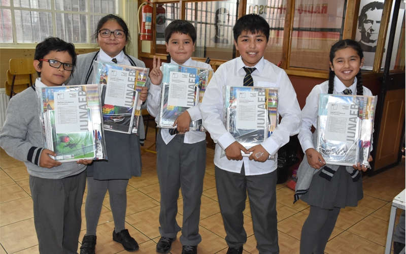 Alumnos recibieron set de útiles escolares JUNAEB 2019