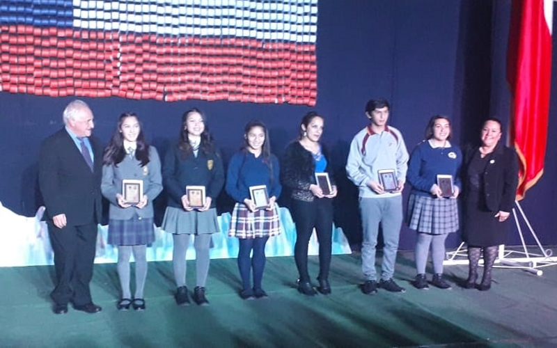 Alumna Constanza Vivallo es galardonada con el premio Luis Cruz Martínez