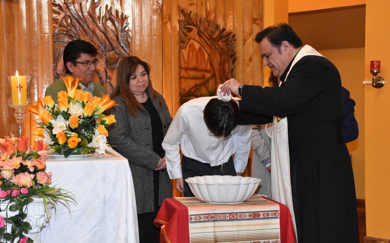 Con alegría cinco niños recibieron el sacramento del bautismo