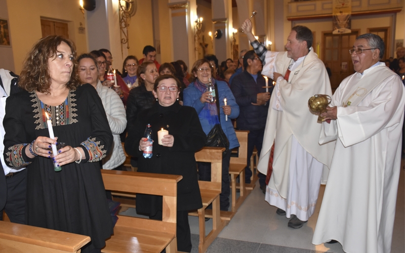 En parroquia María Auxiliadora se celebró la Vigilia Pascual