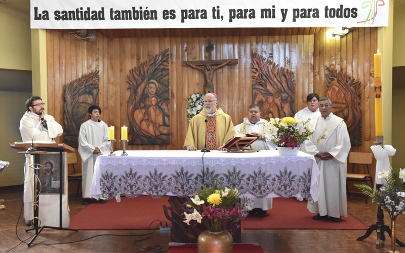 Mons. Bernardo Bastres F. celebró la Pascueta con los jóvenes del LSMF